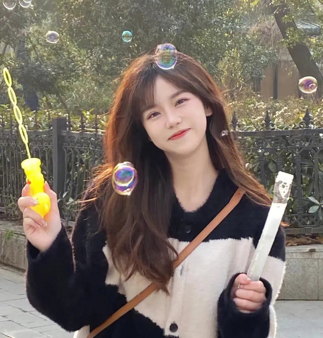 发明接吻的女孩